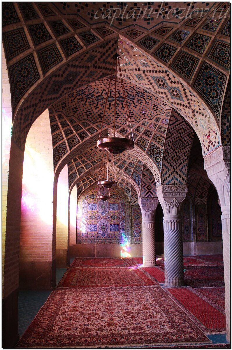 Внутри мечети Надир Аль Мульк
