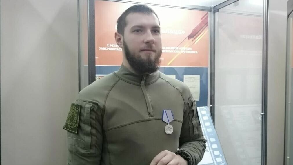     Жителю Азова Ростовской области Вадиму Титкову, который отличился во время спецоперации, вручили награду, сообщил в Telegram сити-менеджер Владимир Ращупкин.