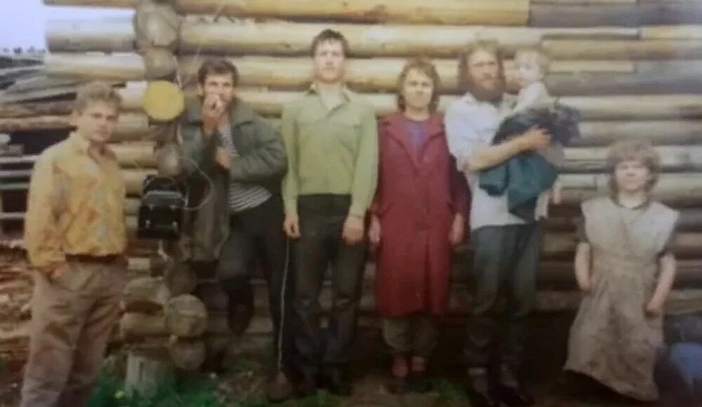 Семья с друзьями (Евдокия крайняя справа), источник фото: https://nathoncharova.livejournal.com/