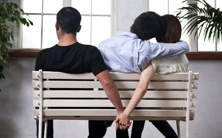 До обеда я пыталась окунуться в работу, но утренняя встреча никак не выходила из моей головы. Я бесконечное количество раз прокручивала в голове наш разговор. Я вспоминала его голос и улыбку, которая никак не давала мне сконцентрироваться на делах. Я поняла, что мои эмоции выиграли у разума в этой маленькой битве и решила сдаться. - Пойду лучше в кафе и пообедаю, все равно работа сегодня не клеится – решила я. Я только приступила к обеду, как снова увидела Алекса. Он шел прямо к моему столику. Весь его вид говорил о его уверенности в себе. Он выглядел как фантазия из моих снов. Очень высокий, средней комплекции, в синем деловом костюме, который подчеркивал всю его стать и безумно шел ему, а самое главное – это его взгляд и улыбка, которые покорили мое сердце еще утром. Я  хотела снова услышать его бархатный голос, но боялась, что не смогу в его присутствии вымолвить ни слова, или наоборот буду нести всякий бред без остановки. Сколько же мыслей за одну минуту проносится в женской голове! 
- Можно составить Вам компанию за обедом? – спросил он своим чарующим голосом.
- Конечно, – сказала я неуверенно.
Наш обед прошел на одном дыхании. За час мы успели обсудить с ним самые разные темы, начиная от погоды в Австралии до сексуальных меньшинств и нашего отношения к этому. Сначала я была сама не своя, но Алекс был настолько располагающий к себе, что под конец обеда у меня было ощущение, что мы знакомы уже давно. Мне очень нехотелось чтобы наш разговор заканчивался, мне было интересно слушать его и приятно смотреть на него. Но время обеденного перерыва подошло к концу. 
-   Я могу пригласить Вас завтра утром на чашку кофе? Вы во сколько приезжаете на работу? 
- С удовольствием приму Ваше приглашение. В 9 часов я буду ждать Вас в холле, - ответила я, уже находясь в предвкушении нашей следующей встречи.
В этот день мне так и не удалось окунуться в работу. Я могла думать только о Нём. Мои фантазии и мечты уносили меня очень далеко за пределы кабинета, я ждала завтрашнего утра. Мой мозг рисовал мне одну картинку за другой, и каждая из них была наполнена романтикой и предвкушением чего-то нового и красивого.
- Как прошёл твой день? – с порога спросил меня мой муж, как только я зашла домой.
- Да, всё хорошо, как обычно, - ответила я, изо всех сил пытаясь убрать с лица блуждающую улыбку.
Весь вечер я занималась домашними делами, вокруг меня суетились мои дети, которых я очень люблю. Муж, как всегда, сдав мне «пост», уселся перед телевизором. Я его очень ценю и понимаю. Не каждый мужчина сможет сидеть дома с маленькими детьми, чтобы женщина в это время могла делать свою карьеру. А мой муж смог. Пока я на работе, он сидит с младшим сыном, которому еще нет и 2-х лет, дома. Но при всем моем уважении к нему, почему я смотрю на него, а внутри меня кроме дружеского чувства, ничего не загорается? 
В эту ночь, лежа рядом с Алексеем в кровати, в моей голове копилось куча мыслей и рассуждений. Да, у меня была семья, семья как семья, самая обыкновенная, так живут большинство семей. Живут вместе под одной крышей два человека, которые  и не совсем чужие, но уже и не совсем близкие друг другу. Живут по инерции, ради детей, ради того, что так удобно. В кровать ложатся и засыпают, забыв о том, что как только из семьи уходит секс – семья прекращает свое существование. А может и не забывают об этом, а просто и не знают. То есть живут в квартире уже не супруги, а так, сожители, которые привыкли друг к другу и играют в игру под названием «семья». 
	А мне хотелось ярких эмоций, хотелось ощущения мужских сильных рук на себе, хотелось любить и быть любимой. Я сгорала от этого чувства. Я не хотела жить «как все», я не хотела существовать, а хотела жить полной жизнью, со всеми эмоциями, которые только может эта жизнь дать женщине. Да, я хотела чувствовать себя Женщиной, ни мамой, ни подругой, ни сестрой, ни близким человеком, ни удобной сожительницей, а Женщиной.
Странно, но мне не было стыдно от своих мыслей и желаний. Я мечтала, чтобы в эту ночь рядом со мной находился Алекс, а не мой муж. Это, наверное, не правильно, в супружеской постели мечтать о ласках другого мужчины. Но я не могла, да и не хотела с собой ничего поделать. Мне нравились мои фантазии. Хотела ли я тогда развестись? Нет. Хотела ли я серьезных отношений с Алексом? Тоже нет. Я просто хотела ощутить себя желанной. Я безумно хотела снова любить. 
