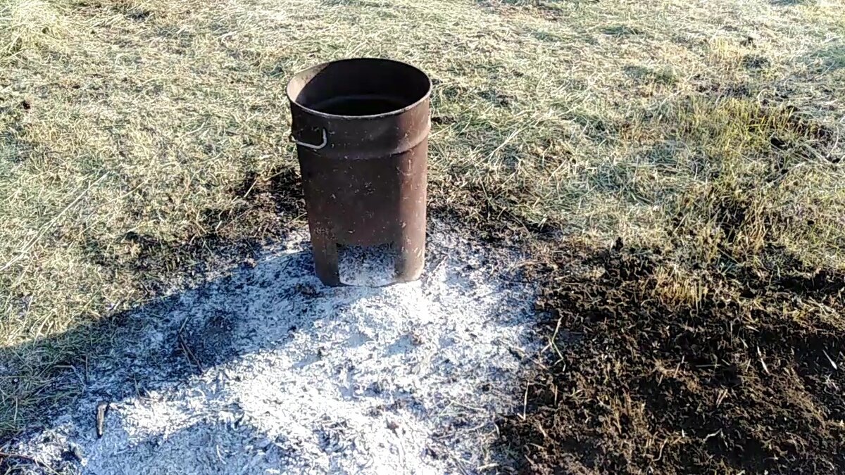 С низу у бочки проделали окошко