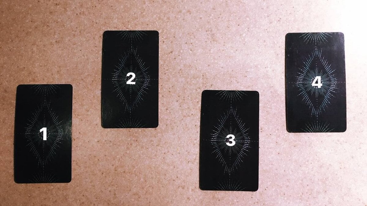 Расклад "Совет или выход в загаданной ситуации" 
Задумайте тревожащую вас ситуацию.

Сделайте глубокий вдох и выдох.

А теперь выбирайте карту.