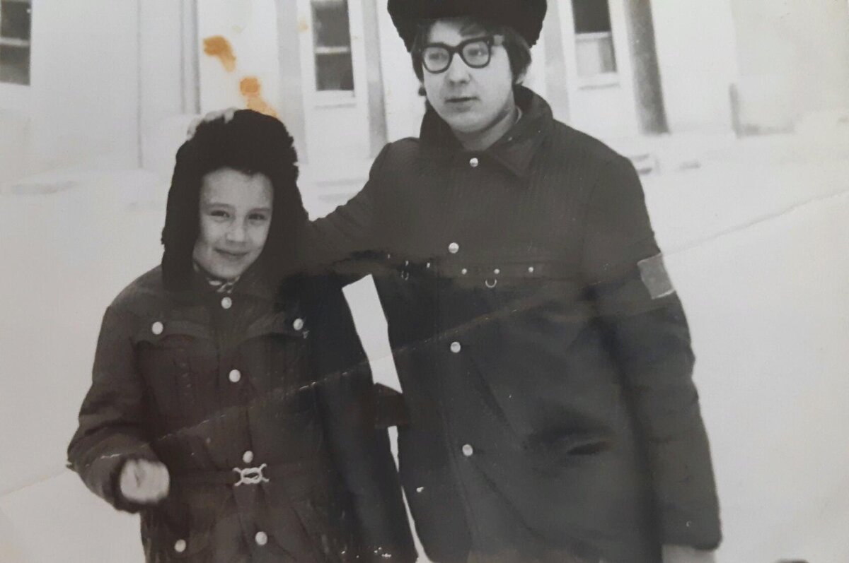 Автор слева. 1978 г. Свердловск. Уралмаш. Позади моя 103 школа.