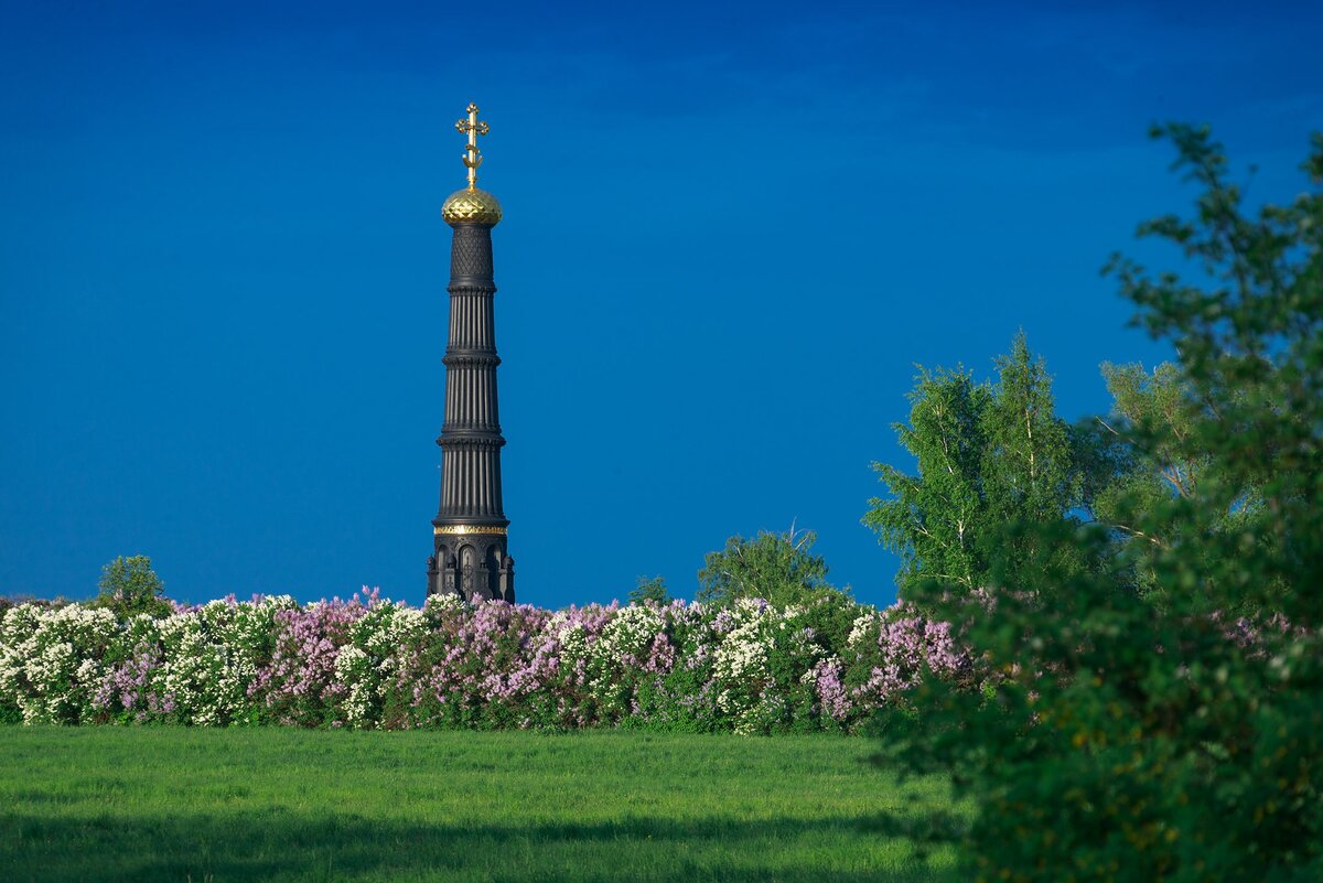 Высота памятника-колонны Дмитрию Донскому на Красном холме 28 метров. Автор проекта. Александр Павлович Брюллов. Колонна стоит на самом высоком месте Красного холма. Фото Романа Солопова
