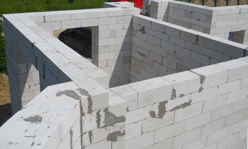 При строительстве дома из любых материалов важно соблюдать технологию производства работ.