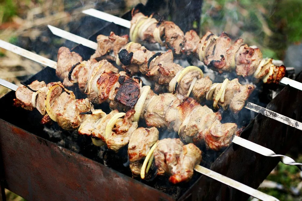 Маринад с киви для шашлыка из свинины. Маринад для шашлыка из киви. Шашлык из свинины. Салат к шашлыку. Маринад с киви.