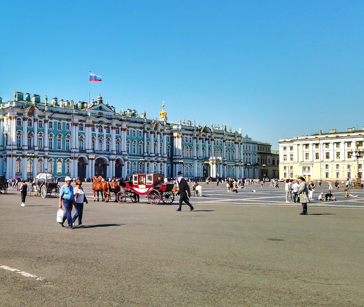 ФОТО АВТОРА. Царь провожает взглядом человека без головы