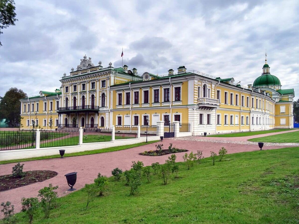  Краткое описание
Тверь, расположенная между Москвой и Санкт-Петербургом, ещё несколько веков назад была одним из крупнейших торговых центров России.-13