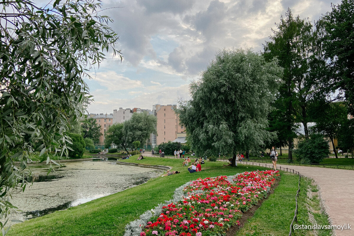 В центре Петербурга есть немало замечательных парков, скверов и садов, один из них - Юсуповский сад.-2-3