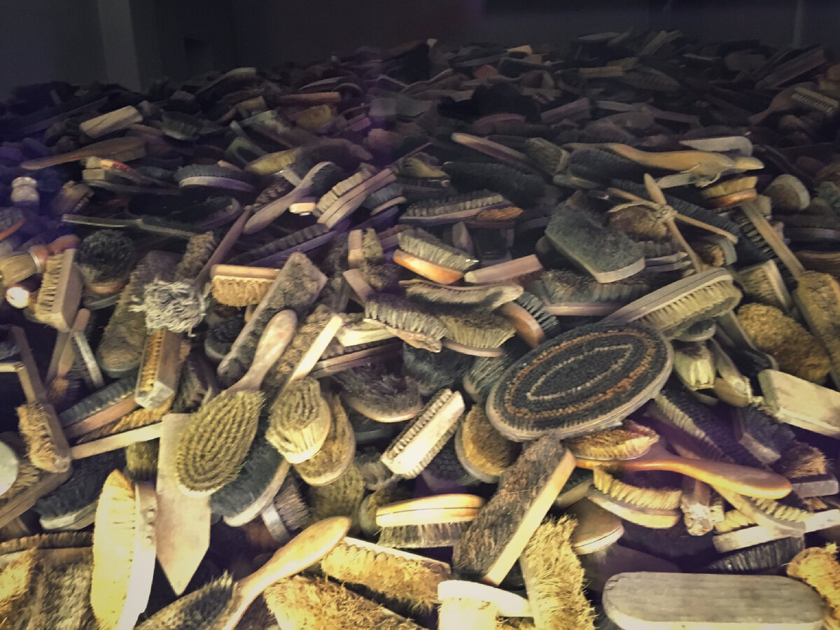 Acesta este probabil cel mai faimos lagăr al morții din Auschwitz-Birkenau, al cărui nume sună mai des ca Auschwitz - după numele original polonez al orașului în apropierea căruia se afla lagărul.-36