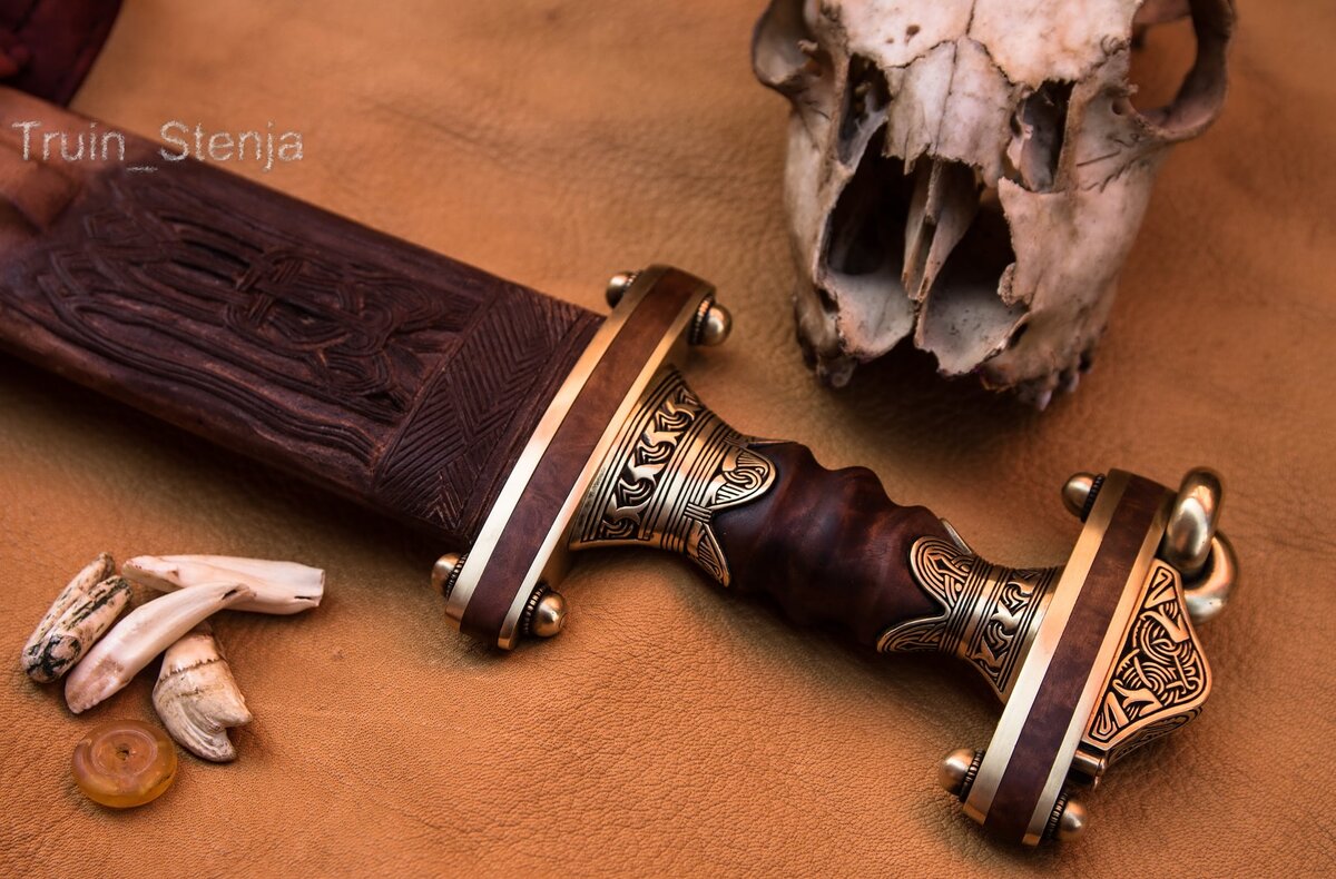 Меч из восьмого кургана Вальсгарде (Швеция). Реконструкция Дмитрия Храмцова. На фото видны сложные узоры на навершие и литых украшениях рукояти, а также кольцо