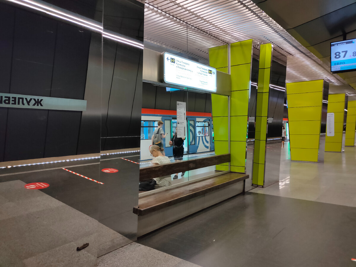 Лавочки на платформе