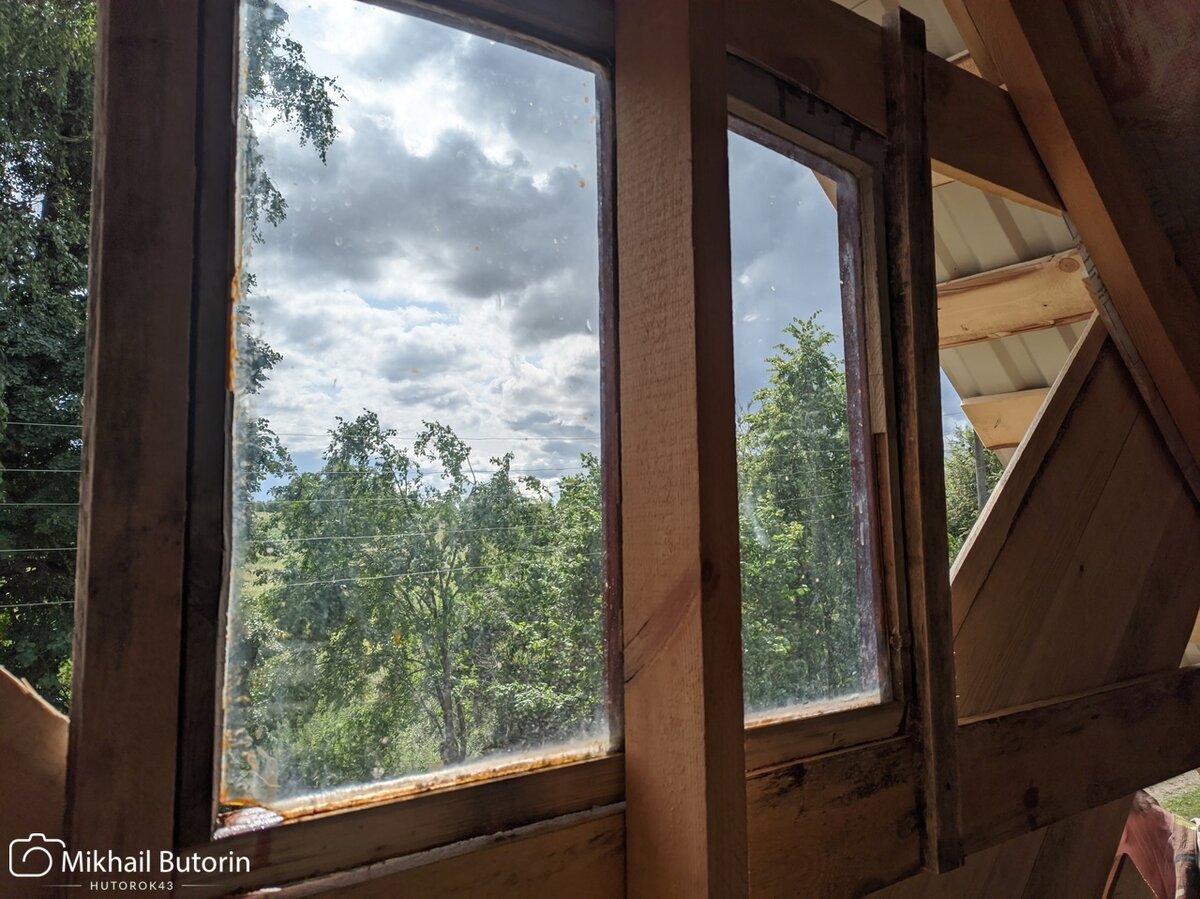 Сквозь чердачное окно.