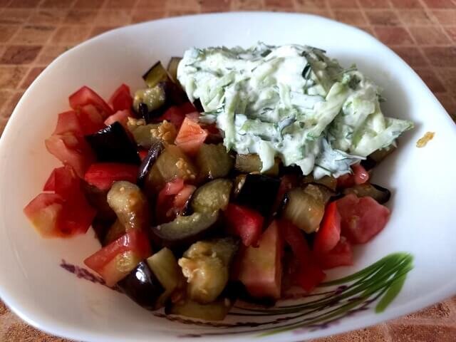 Cалат с баклажанами и помидорами - простой и очень вкусный рецепт. Такой вы еще не готовили!
