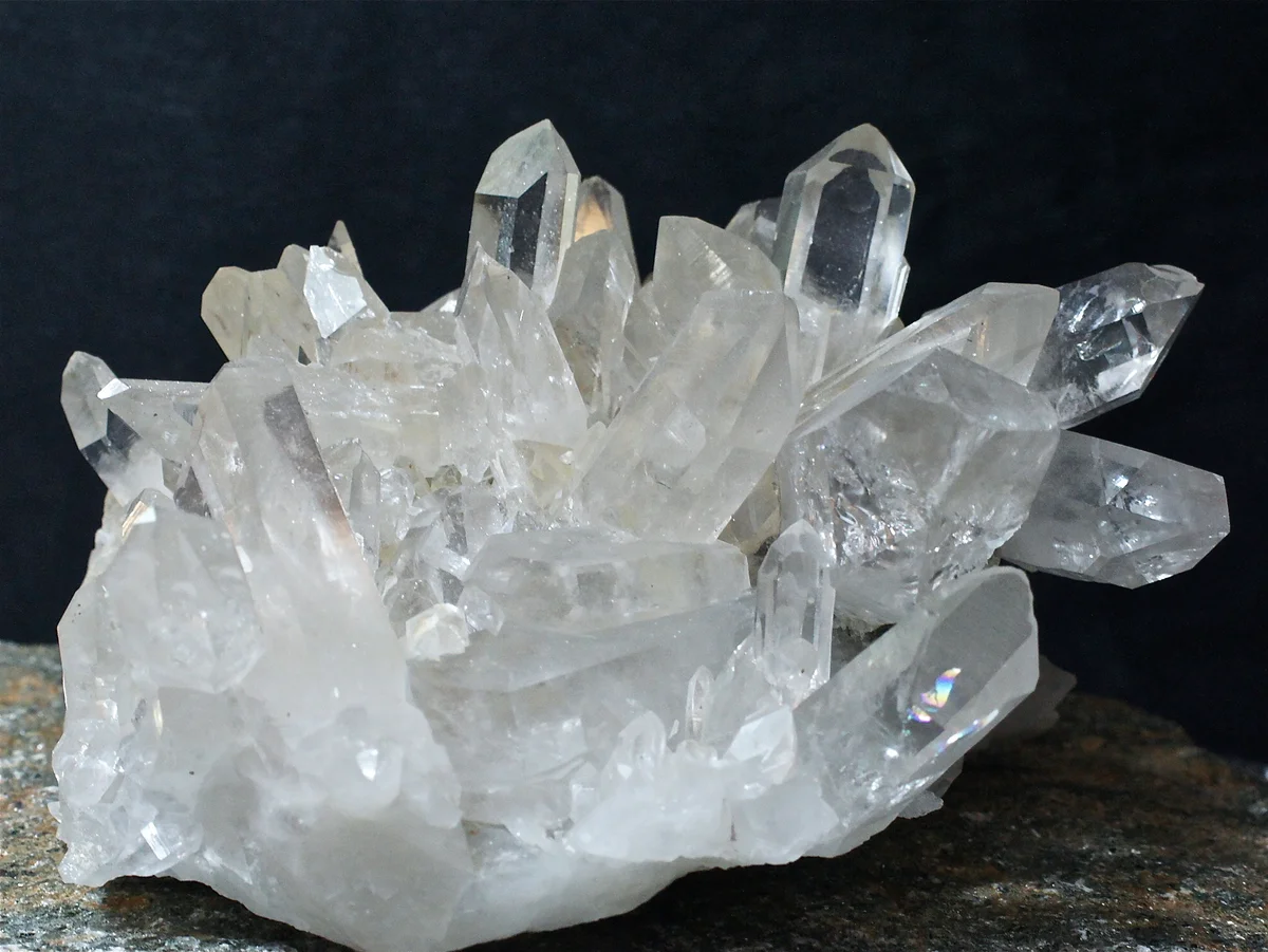 Природная минеральная соль. Галит каменная соль. Гиалит минерал. Кристаллы галита. Каменная соль Горная порода.