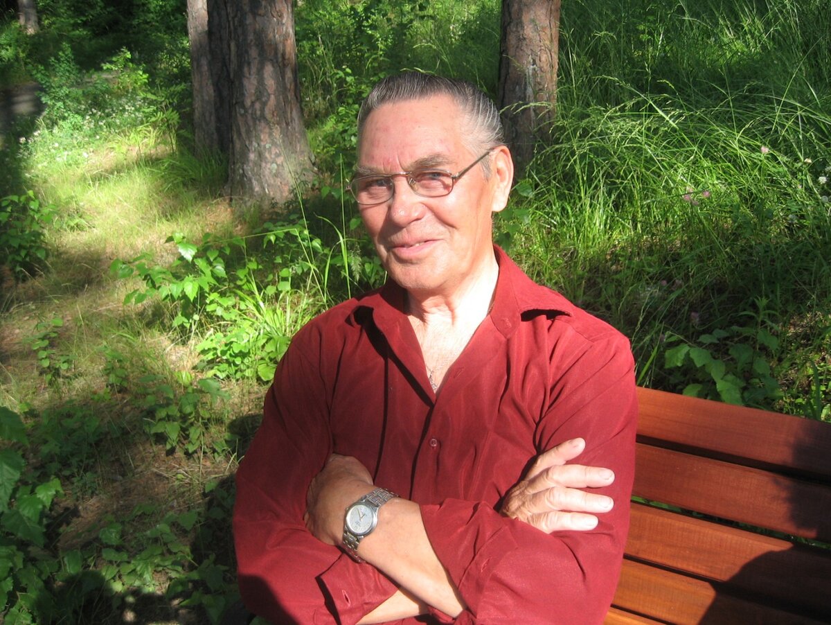 19 августа 2021 года Геннадию Петровичу Карачинцеву, солисту ансамбля «Митрофановна» исполнилось бы 90 лет. Памяти нашего друга и товарища посвящается глава из книги Геннадия Зыкова «Дорогой длинною».