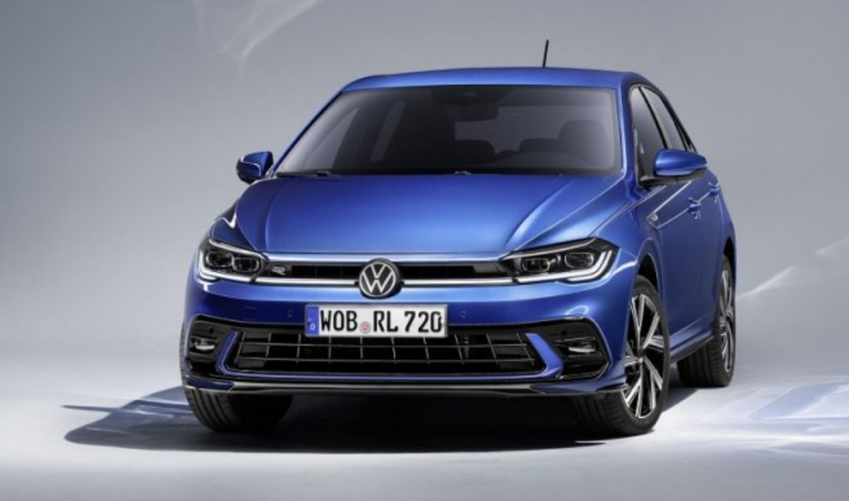 Volkswagen Polo шестого поколения достиг середины своей карьеры.  Новая  версия внешне очень близка к более крупной модели, хорошо известному Golf.
 С момента запуска в 1975 году было продано 18 миллионов экземпляров Polo, 
что делает его одной из самых продаваемых моделей Volkswagen.  Седьмое 
поколение находится на рынке с 2017 года, поэтому текущий фейслифтинг 
приветствуется.
 Новые светодиодные фары (опционально с функцией IQ.Light) открывают новую 
подпись передних фар, которая простирается под решеткой до области логотипа. 
Горизонтальные задние фонари и логотип, размещенный вместе с названием 
модели в центральной части, явно указывают на Golf.
