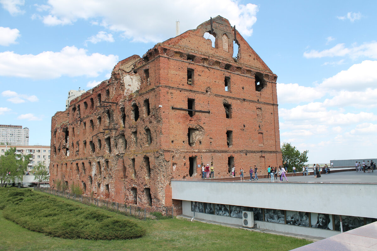 Современный Волгоград, комплекс Музея-заповедника «Сталинградская битва». Выложенное кирпичами на фронтоне «Гергардтъ» вполне читаемо. Фото автора.
