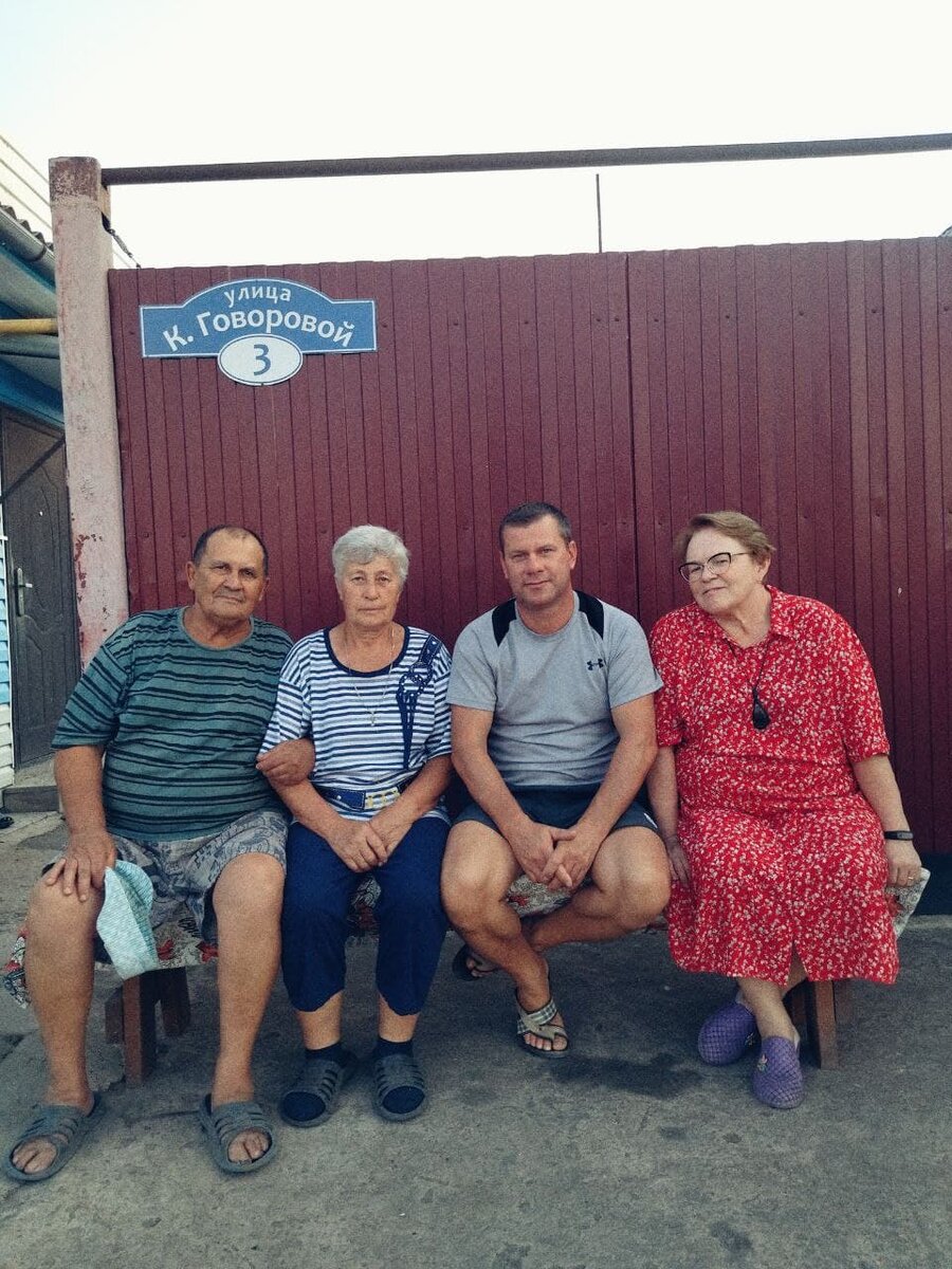 Тут только брат не пенсионер. А так слева-направо (крестный, крестная, брат, мама).