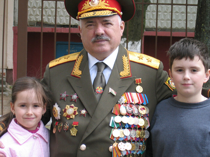 Генерал-лейтенант и писатель Николай Чергинец с внуками