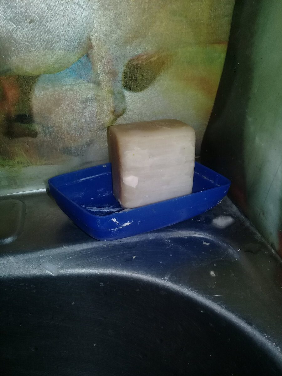 Кухонную тряпку стираю только хозяйственным мылом, жирную посуду тоже часто мою с мылом, правда слева стоит и моющее для посуды.