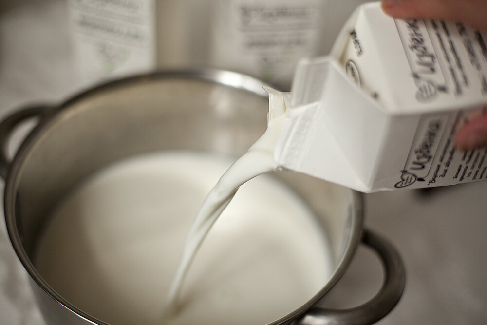 Ничего необычного и особенного - просто льем в кастрюлю