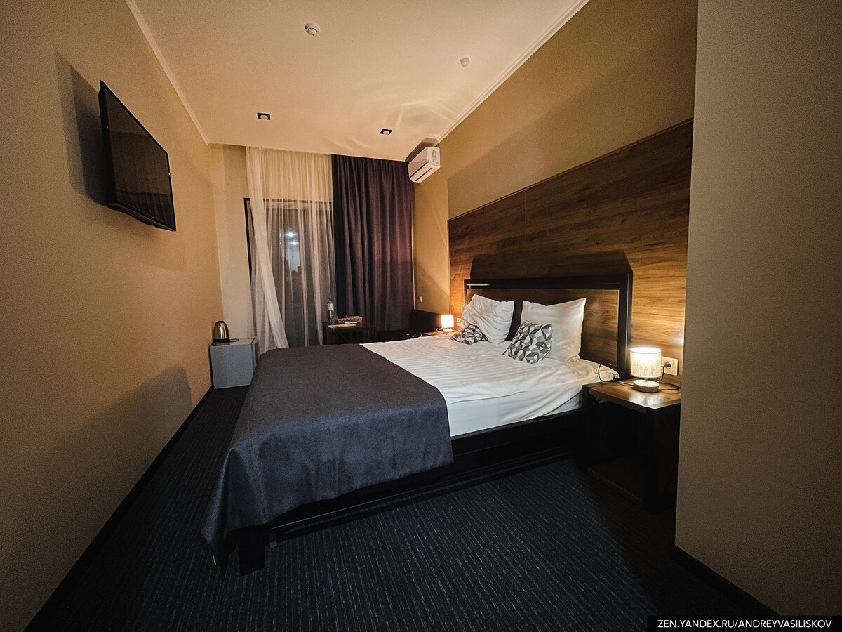 новый отель во Владикавказе. цена за ночь - около 2000 рублей