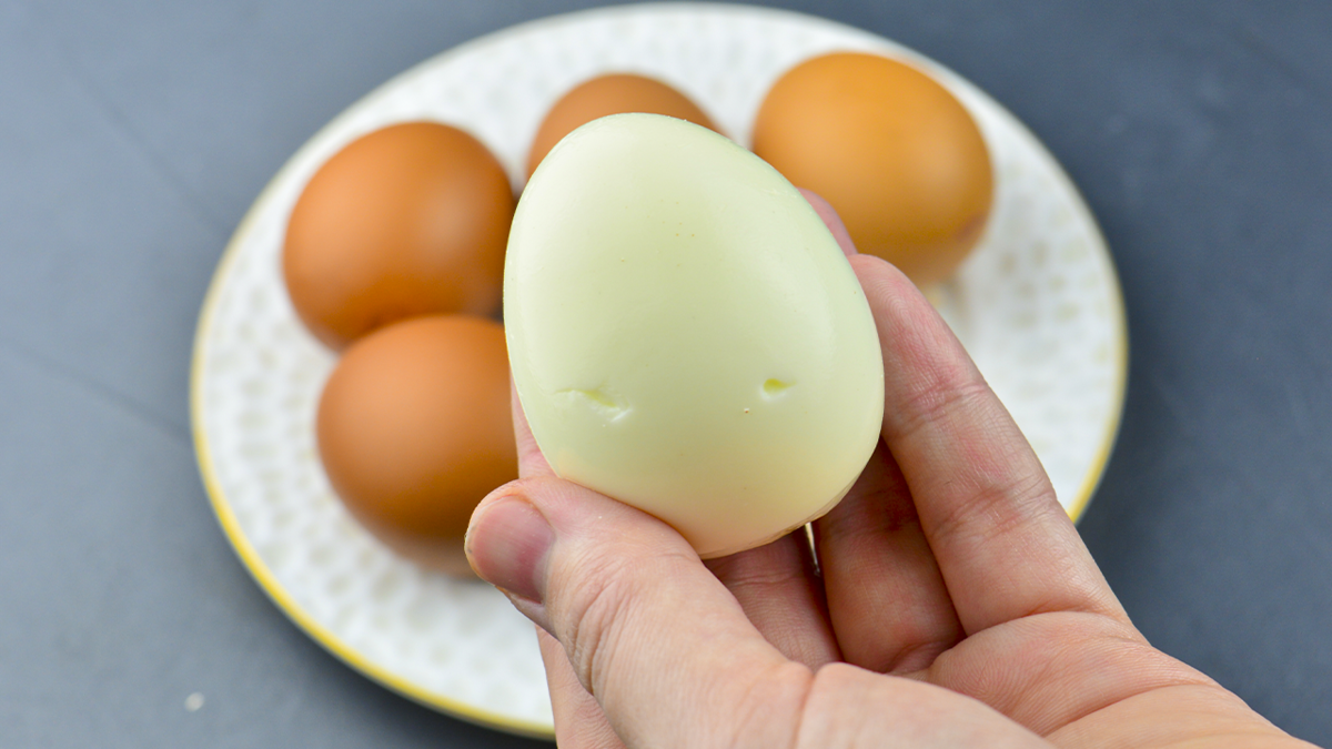 Почему лопаются яйца. Вареное яйцо в руке. Вареное яйцо желток вокруг серый. Лил яйца. Яйца варирты.
