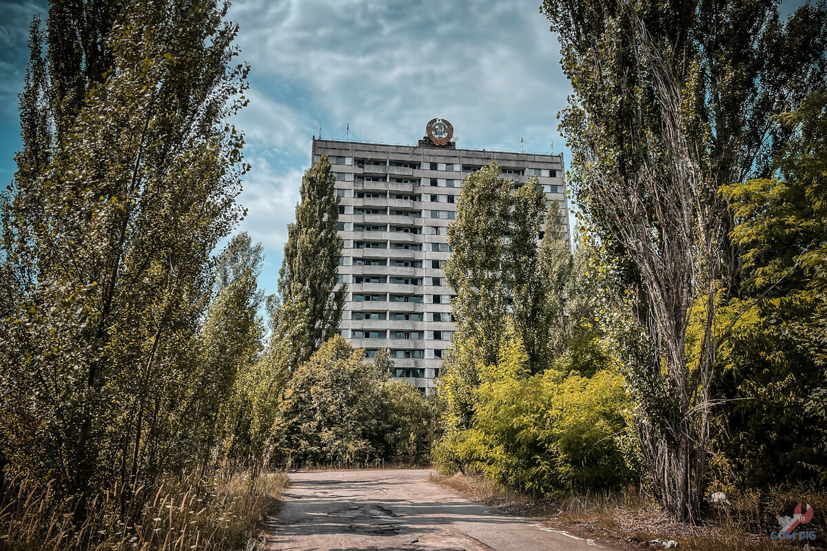 Гербовая шестнадцатиэтажка в центре Припяти. 