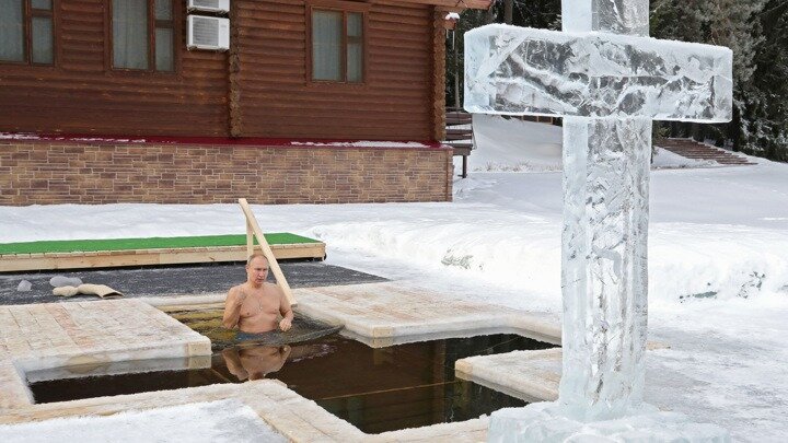 ФОТО ПРЕЗИДЕНТА РОССИИ ПУТИНА В.В. В ПРОРУБИ. ИСТОЧНИК ПРЕСС СЛУЖБА ВВП.