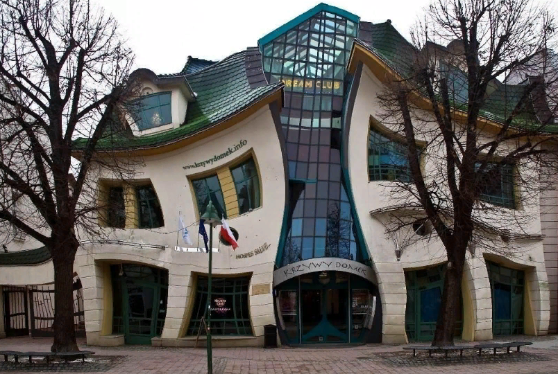 Кривой дом г. Сопот. Фото: https://7dach.ru/SilVA/10-samyh-neobychnyh-domov-mira-5171.html