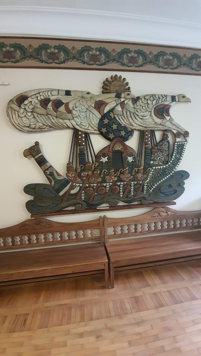 Деревянное панно в здании Сельскохозяйственной школы