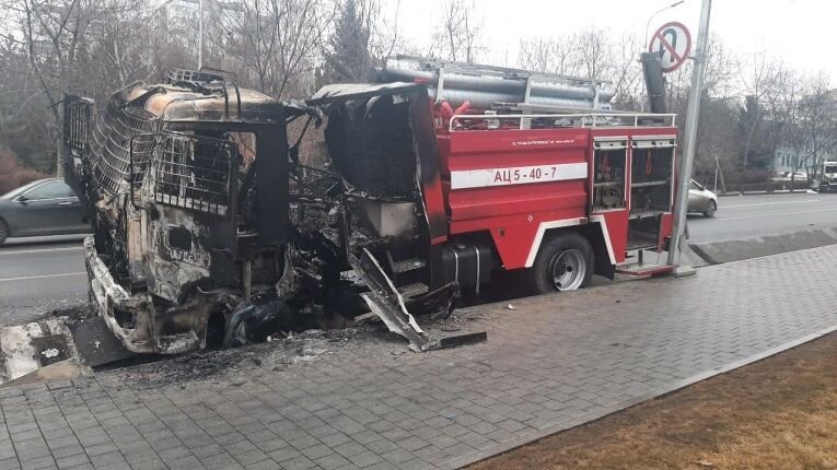 «Из сообщения МЧС Казахстана: Десять пожарных получили травмы, один из них – с огнестрельным ранением. Сообщается о 33 случаях нападения на пожарные авто, которые выезжали в места поджогов. Повреждено 29 единиц спасательной техники, 5 пожарных автоцистерн полностью сгорели. Погромщики угнали семь пожарных машин. «Несмотря на поступающие угрозы расправой государственная противопожарная служба МЧС потушила 81 пожар. При этом спасено и эвакуировано из опасных зон 143 человека».