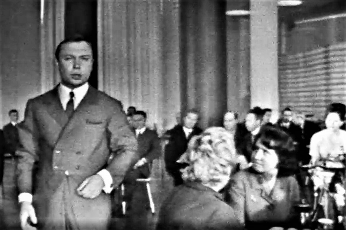 Кадр из программы "Голубой огонек. В гостях у московской милиции" (1968)