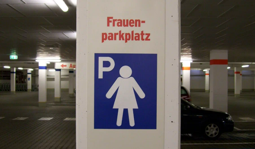 Parking germany. Парковка для женщин Германия. Парковочные места для женщин в Германии. Женские парковочные места. Парковочные МЕТА для женщин вгермании.