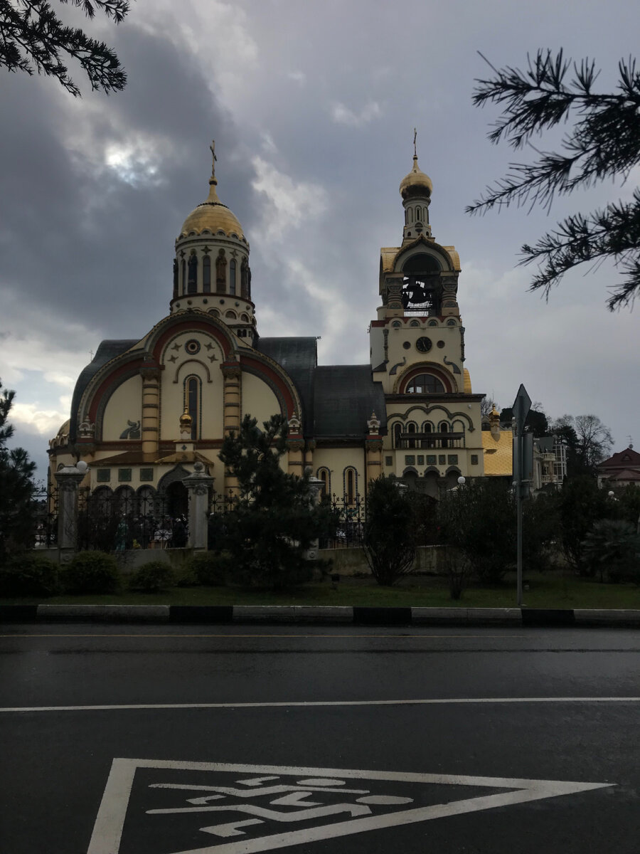 Такую красоту я увидела по пути в парк. 