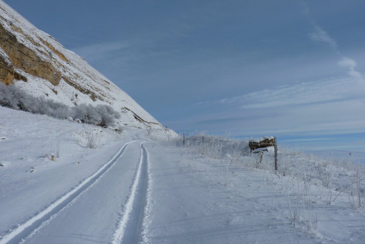 Дорога на гору Больше, которая начинается сразу за мостом через реку Кяфар.