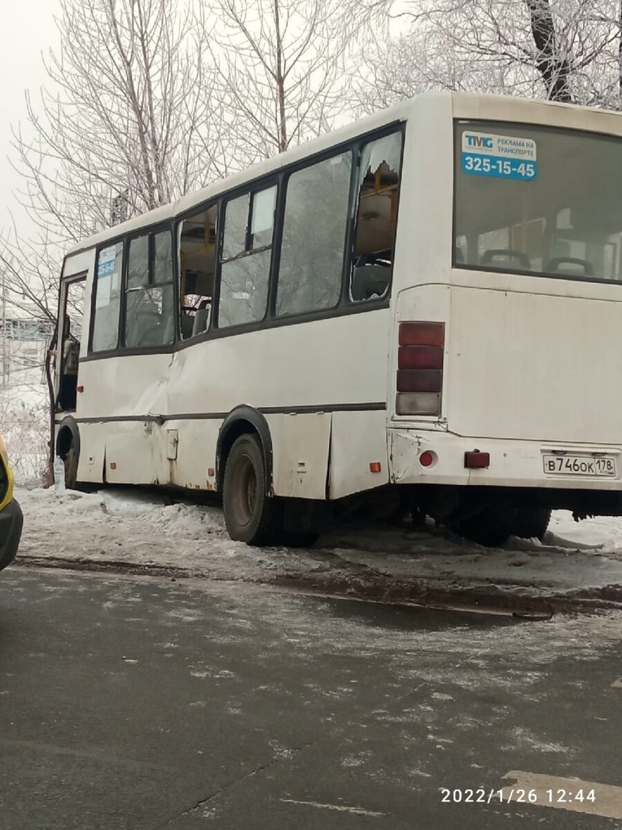 Фура отправила в кювет маршрутку с пассажирами

По меньшей мере 15 человек пострадали сегодня в ДТП перекрестке Московского шоссе и Ленсоветовской дороги в Шушарах. Столкновение произошло около 11 часов утра.

При аварии маршрутка К-202 с пассажирами столкнулась с разворачивавшейся фурой и вылетела с дороги. Пострадавшие получили травмы различной степени тяжести, у водителя грузовика подозревают перелом позвоночника. «Mash на Мойке» утверждает, что водителя маршрутки от удара выбросило наружу.

Представитель «Питеравто» возложил вину за ДТП на водителя фуры, который не уступил дорогу автобусу. Обстоятельства происшествия выясняются, полиция проводит проверку.