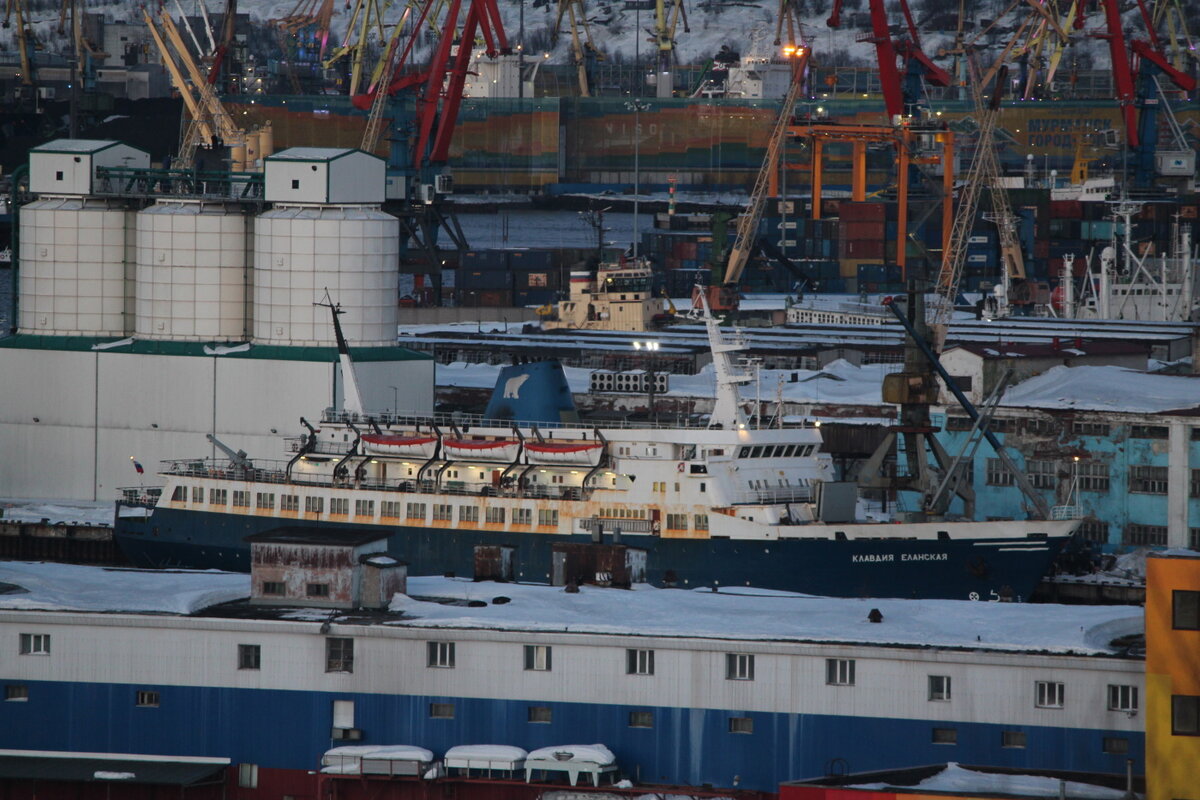 Клавдия Еланская у 17-го причала в Мурманском рыбном порту