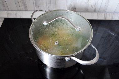 Время приготовления: 1 ч 30 мин
ШАГ 1:
Как сварить суп из форели? Подготовьте ингредиенты. Форель почистите от чешуи, выпотрошите и нарежьте. На суп я использовала хвост рыбы, стейк и голову. Жабры предварительно удалите, иначе суп будет горчить. Вы также можете использовать хребты рыбы. Остальную часть тушки можете положить в морозилку и в будущем запечь на ужин. Если вы используете замороженную рыбу, заранее разморозьте ее на нижней полке холодильника или при комнатной температуре.
ШАГ 2:
В кастрюлю выложите рыбу, душистый перец, 1 ст. л. соли. Влейте фильтрованную качественную воду. Доведите бульон до кипения, варите около 30 минут. Обязательно снимайте образующуюся пену. Важно варить суп на минимальном огне. Чем меньше он будет кипеть, тем прозрачнее будет бульон.
ШАГ 3:
Помойте и очистите клубни картофеля. Нарежьте кубиками средней величины. Тщательно помойте и очистите морковку. Нарежьте ее маленькими кубиками или соломкой.
ШАГ 4:
Промойте пшено в нескольких водах, перебрав его от неочищенных зерен. Свежий укроп промойте под холодной водой. Обсушите бумажными полотенцами и мелко порубите.
ШАГ 5:
Шумовкой достаньте рыбу из бульона, выложив в отдельную емкость. Удалите кости и кожу. Бульон процедите через мелкое сито. Верните его на плиту.

ШАГ 6:
Как только бульон снова закипит, выложите картофель. Варите суп до готовности картошки примерно 10 минут после закипания, снимая по необходимости пену.
ШАГ 7:
Добавьте морковку и пшено. Варите еще около 5-7 минут (после закипания).
ШАГ 8:
Верните в бульон кусочки рыбы и уберите кастрюлю с огня. При желании можно добавить прованские травы (около 0,5 чайн. л.). Важно не переборщить с добавлением специй, чтобы не заглушить аромат и вкус рыбки.
ШАГ 9:
Дать ухе настояться под крышкой 5-7 минут и разлить по тарелкам, добавив в каждую ломтик лимона и рубленую зелень.