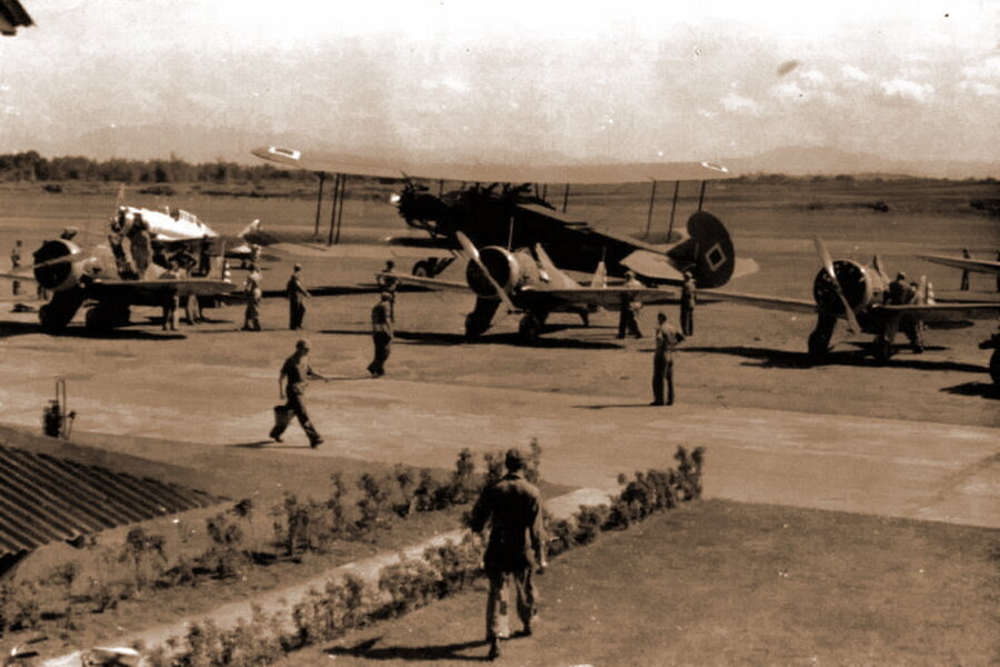 Самолёты филиппинских ВВС: в кадр попали три P-26, один P-35 и бомбардировщик «Кейстоун» B-3A