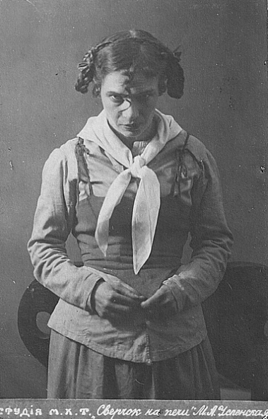 Мария Успенская в роли Тилли в пьесе “Сверчок на печи"