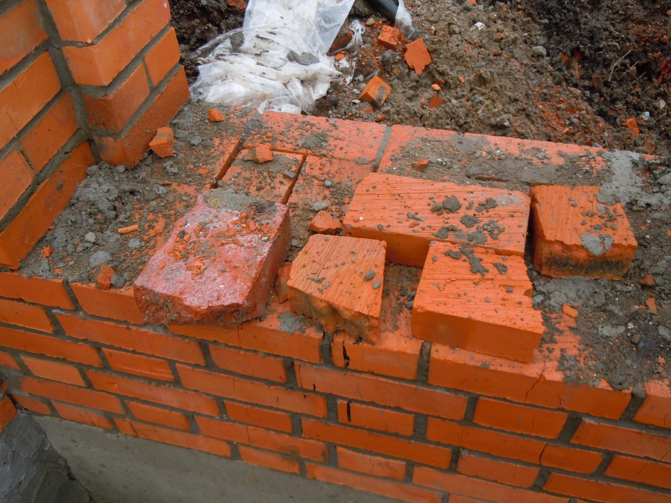  8 января 2012 г. Уже и 2012 год, а бар в Кладовой башне всё живёт. Присмотримся к нему пристальней. У входа видим различные финтифлюшки. Особенно к месту пара урн.-30