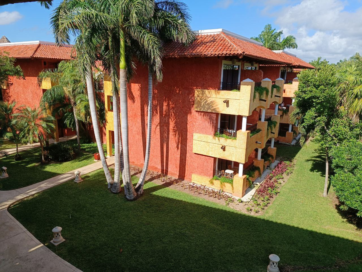 Вид с балкона нашего номера.