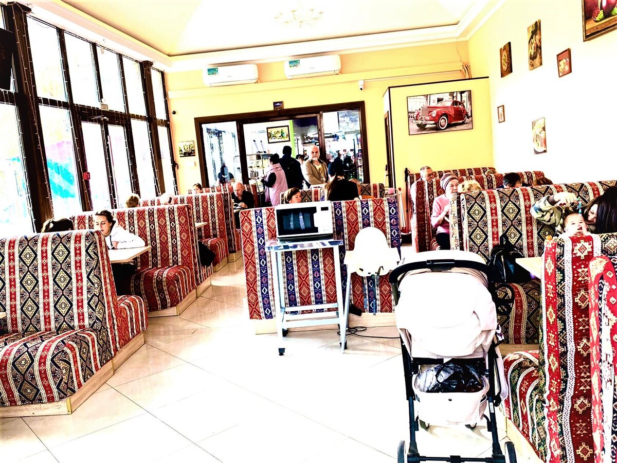 Эта столовая  рядом с Октябрьскими ваннами.   