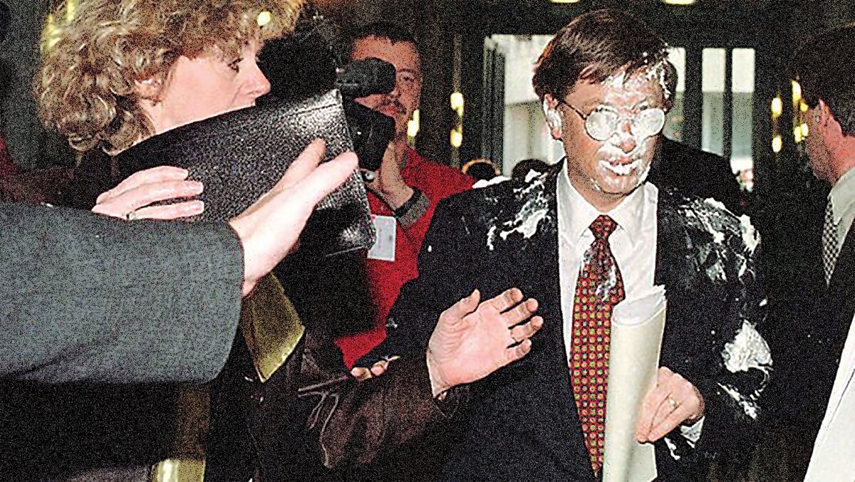 Билл Гейтс и торт. Пора вспоминать времена начала 2000-х