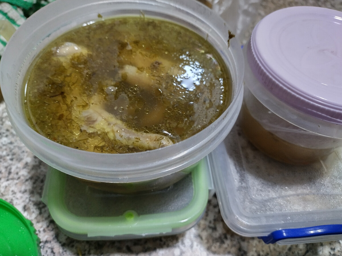 Получилось три небольших контейнера и еще чуток бульона в четвертом.