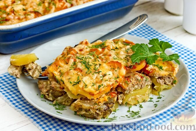 картофель, печень куриная, майонез, кетчуп, сыр твёрдый, лук репчатый, зелень укропа, соль, перец чёрный молотый, масло подсолнечное