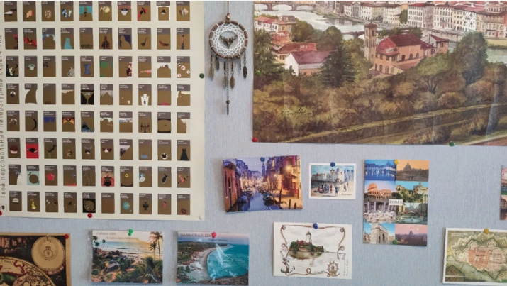 Моя комната, она же кабинет, она же спальня, она же творческая мастерская (а что делать! 😂). Миллион каких-то безделушек, мелочей, открыток из разных стран и мест, ловцы снов на каждом углу, никакого порядка и дисциплины. Нежные тона, пастельные оттенки. Эдакий милый хаос, где-то даже детский. Видимо, тут живет мечтательная особа, которой важно запоминать как можно больше моментов из своей жизни, чтобы не разлетелись. А еще она любит комфорт.