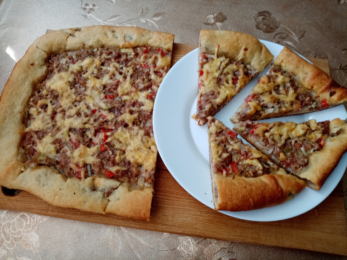 Пицца пирог. Картофельная пицца на сковороде. Великий мясной пирог пицца. Чикагская пицца. Канадская пицца пирог.